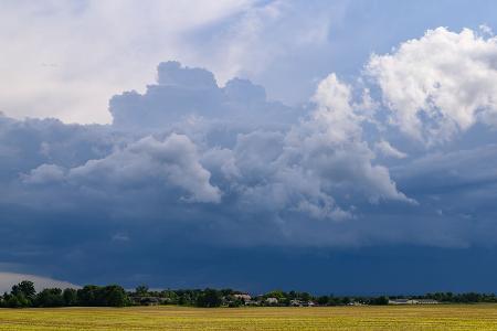 Gewitter, Starkregen und stürmischer Wind sorgen regional zunächst für ungemütliches Wetter.