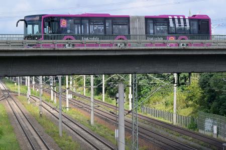 Der Ersatzverkehr mit Bussen läuft laut Bahn stabil.