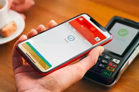 Zahlen per Smartphone ist mittlerweile ganz normal. Du solltest jedoch auch hier einige Grundregeln beachten, um wirklich sicher zu bezahlen.