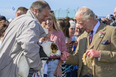 Mit tierischer Begegnung: Charles genießt Besuch der Highland Games