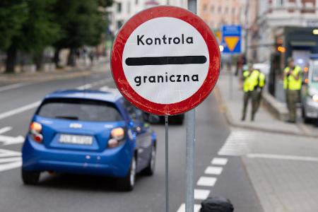 Polnische Grenzschützer stehen auf der polnischen Seite hinter der Stadtbrücke von Görlitz. Polen will die Grenzkontrollen verlängern. (Archivbild)