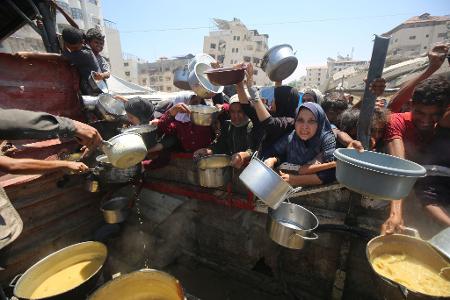 Laut Israel haben in den vergangenen Tagen 23.000 Tonnen Hilfsgüter die Bevölkerung im Gazastreifen auf dem Landweg erreicht. (Archivbild)