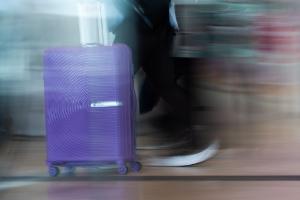 Das Kind wurde nur zufällig vom Busfahrer in dem Koffer entdeckt. (Symbolbild)