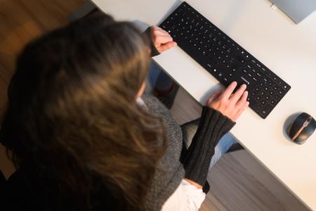 Deutsche verbringen im Schnitt 10 Stunden am Tag mit Sitzen (Archivbild).