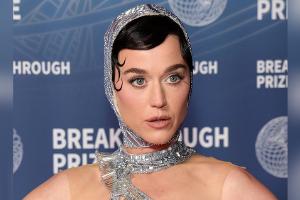 Katy Perry hilft kollabiertem Fan auf der Bühne