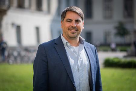 Robert Arlinghaus ist Professor für Fischerei an der Humboldt-Universität zu Berlin sowie Forschungsgruppenleiter am Leibniz-Institut für Gewässerökologie und Binnenfischerei (IGB).