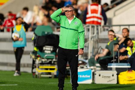 Mit fliegenden Koffern: Litauische Fans fordern Trainer-Aus