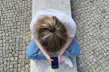 Die Deutschen verbringen sehr viel Zeit im Internet und lassen sich lieber berieseln als offline draußen oder mit Freunden aktiv zu sein. (Symbolbild)