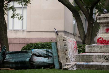 Auch eine Statue des Südstaaten-Generals Albert Pike wurde bei den Protesten beschmiert und vom Sockel gestürzt. (Archivbild)