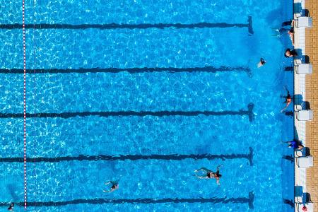In manch einer Kommune ist für das Schwimmbad kein Geld mehr da. (Archivbild)