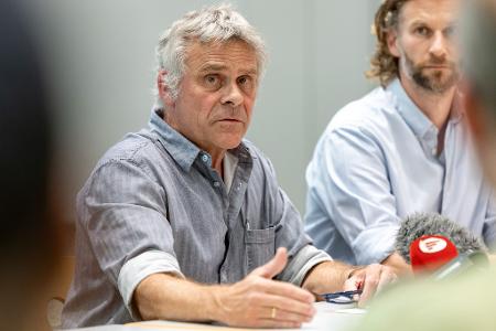 Der Direktor des Nürnberger Tiergartens, Dag Encke, hat nach der Tötung von Pavianen Morddrohungen erhalten. Rechts neben ihm sitzt sein Stellvertreter Jörg Beckmann. (Archivbild)