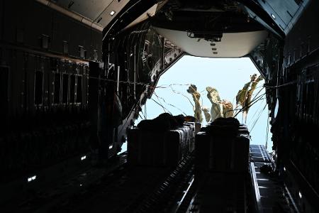 Die Fallschirme öffnen sich, die Ladung nimmt Kurs auf den Gazastreifen.