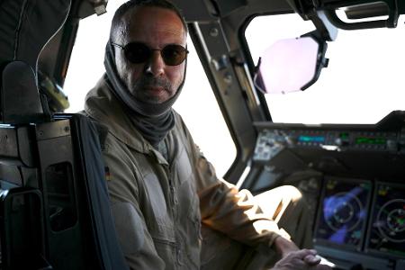 Pilot Dieter ließ sich in seiner Maschine von Journalisten über die Schulter schauen.