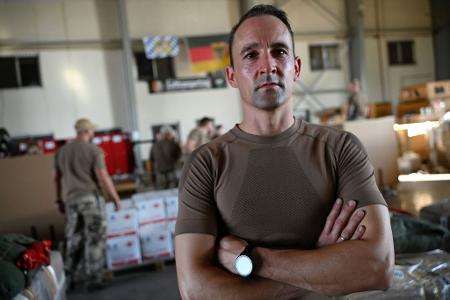 30 Bundeswehrsoldaten, so wie Leutnant Sascha, verpacken die Hilfsgüter.