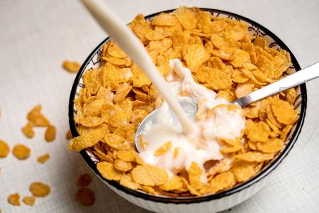 Wer L-Thyroxin einnehmen muss, sollte am Morgen mit dem Verzehr von Milchprodukten eine Weile warten.