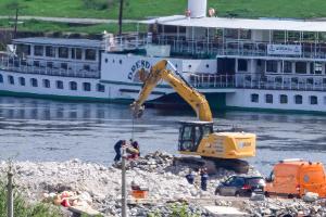 Mitarbeiter der Kampfmittelbeseitigung Sachsen transportieren während der Entschärfung am Fundort eine 250 Kilogramm schwere Weltkriegsbombe ab.