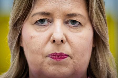 Arbeitsministerin Bärbel Bas (SPD) hält trotz der Kritik der Arbeitgeber am Tariftreuegesetz fest. (Archivbild)