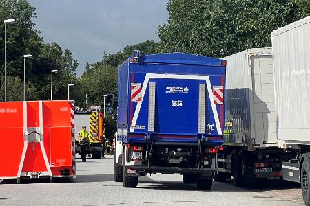 Die Bergungsarbeiten dauern mehrere Stunden nach dem Unfall in einem Kieler Gewerbegebiet an.