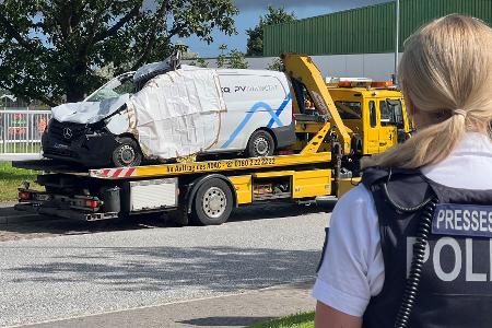 Die Bergungsarbeiten dauerten gegen Mittag an.