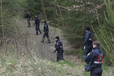 Die Polizei durchsuchte kurz nach der Tat auch ein nahegelegenes Waldgebiet. (Archivbild)