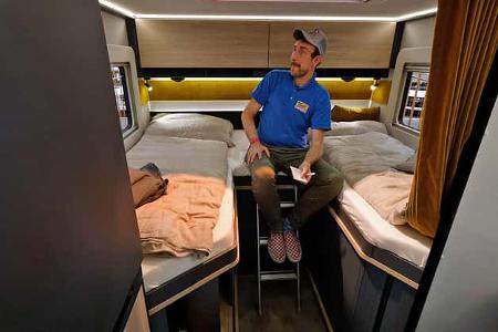 Einzelbetten, Mann, Treppe