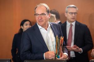 Bundesinnenminister Dobrindt will die Grenzkontrollen verlängern. 