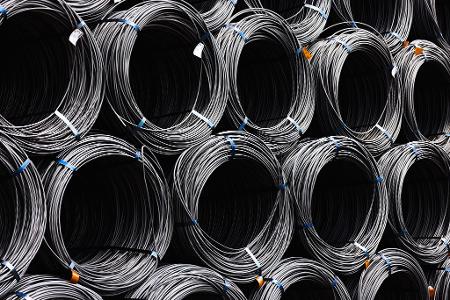 Die Lage in der Industrie in Deutschland bleibt angespannt: Im Juni ist die Produktion überraschend stark gesunken. (Archivbild)