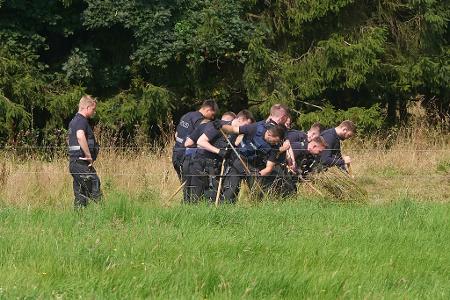 Polizisten sicherten nach dem Leichenfund Spuren.