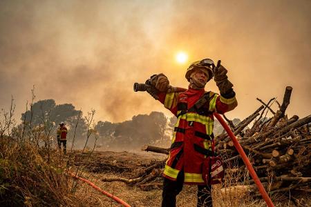 Die Feuerwehr kämpft in Südfrankreich weiter gegen die Flammen.