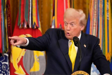 Trump sagt, Putin müsse vor einer Zusammenkunft mit ihm nicht erst Selenskyj treffen. 