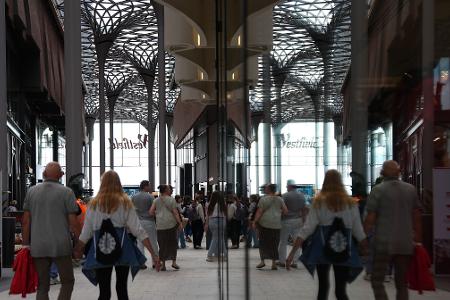 Sieht aus wie Montag, Mittwoch oder Samstag: Ab und zu können Menschen auch sonntags shoppen. (Archivbild)