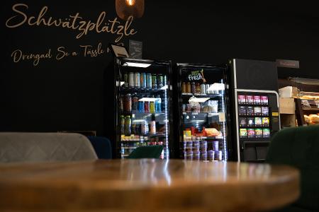 Neben Automaten mit Lebensmitteln bietet manch personalloser Supermarkt sogar eine Sitzecke. (Archivbild) 
