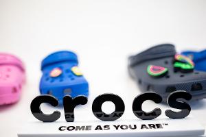 Die Crocs-Macher verschreckten die Anleger mit der Aussicht auf einen Umsatzrückgang. (Archivbild)