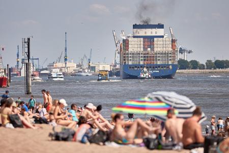 Trotz vieler Strände in Hamburg gibt es an der Elbe keine Badestelle - die CDU will das ändern (Archivbild).