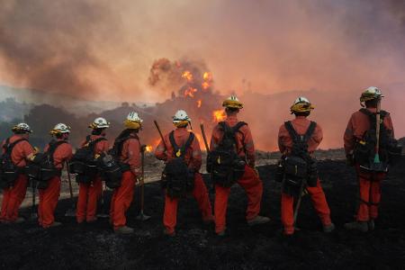 Feuerwehrleute kämpfen mit der Hitze und dem unwegsamen Gelände.