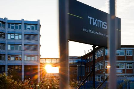 TKMS hat Werftstandorte in Kiel und Wismar und beschäftigt rund 8.200 Menschen.