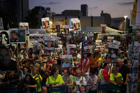 Zehntausende Menschen demonstrierten in Tel Aviv gegen die von der israelischen Regierung geplante Ausweitung des Gaza-Kriegs. 
