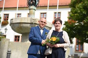Kathrin Pollnow und Klaus-Dieter Rose stehen vor dem Standesamt in Oschersleben (Sachsen-Anhalt).