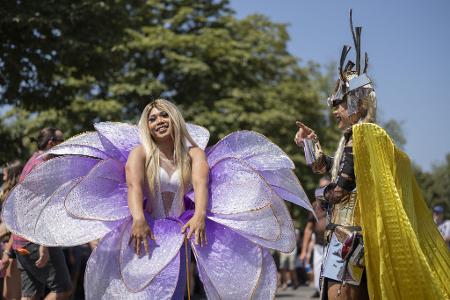 Blumen-Kostüme waren erlaubt; einige Bienenvölker wurden wegen der Parade umgesiedelt.