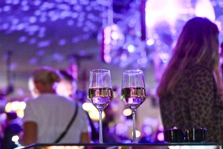 Besser nicht unbeaufsichtigt stehen lassen: Getränke in einem Nachtclub.