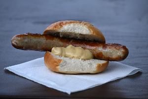 Wann und wo gab es die erste Bratwurst? Eine Urkunde könnte darüber Aufschluss geben. (Archivbild)