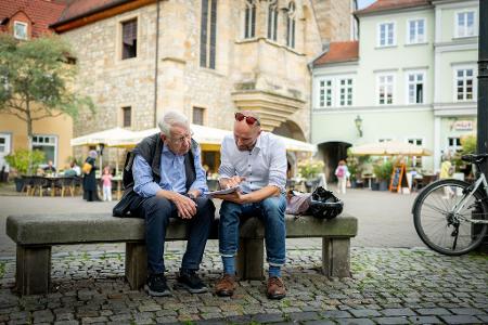 Die Urkunde war ein Zufallsfund und sorgt nun für Diskussionen - Martin Sladeczek (rechts) im Gespräch mit Karl Heinemeyer.
