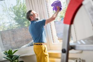 Kleinere Putz-Einheiten über die Woche verteilt fördern das Erfolgserlebnis und reduzieren Stress.