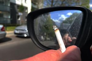 Das Entsorgen von Zigaretten aus dem Auto kann in Italien künftig teuer werden. (Archivbild)