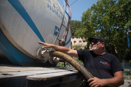 Die Versorgung kann oft nur per Tanklastwagen gesichert werden. (Archivbild)