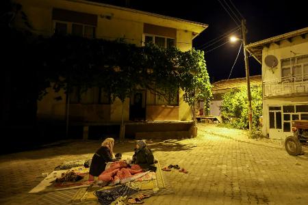 Menschen übernachten aus Angst vor Nachbeben im Freien