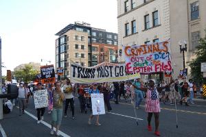 Nach Trumps Dekret regt sich erster Protest in der Hauptstadt.