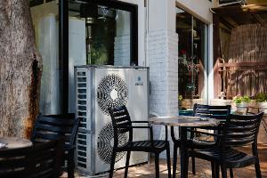 Anderswo ganz normal: ein Klimagerät neben einem Cafétisch in Griechenland. (Archivbild)