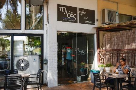 Kaffeetrinken zwischen Klimageräten - für Südeuropäer eine vertraute Situation. (Archivbild)