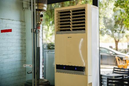 Fügen sich optisch nicht immer gut in die Umgebung ein, wirken aber: Klimageräte. (Archivbild)